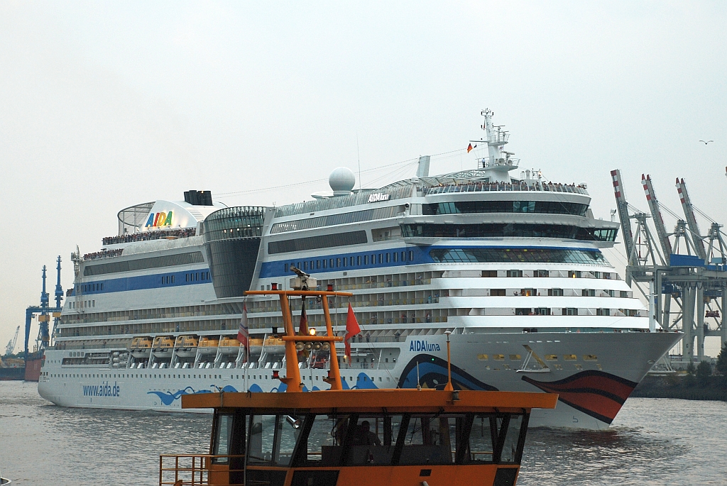C/S AIDAluna (2009) & M/S ALTENWERDER (1997)