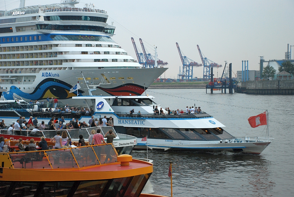 C/S AIDAluna (2009); M/S HANSEATIC (1992); M/S HARMONIE (2001) & M/S ALTENWERDER (1997)