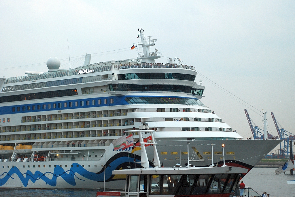 C/S AIDAluna (2009) & M/S HARMONIE (2001)