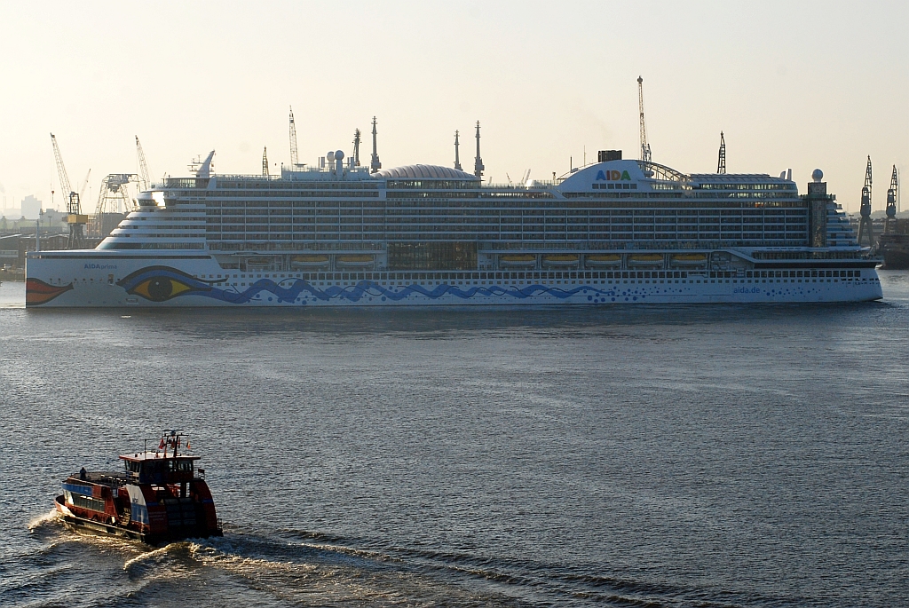 M/S REEPERBAHN (2000) & M/S AIDAprima (2016)