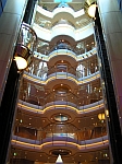 Atrium Richtung Bug - M/S Freedom Of The Seas (2006)