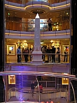 Atrium Richtung Bug - M/S Freedom Of The Seas (2006)