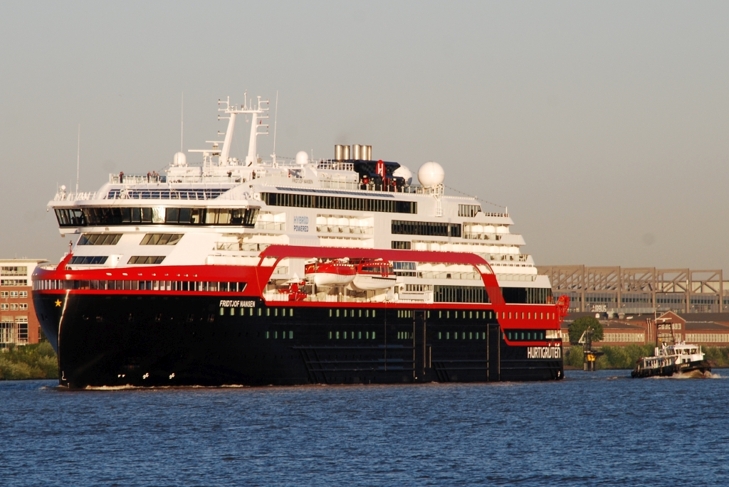 M/S FRIDJTOF NANSEN (2019) & M/S LOTSE 2 (1995)