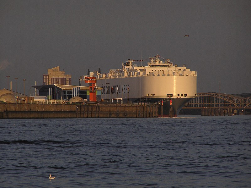 M/S Hegh Berlin -  by Ingo Josten