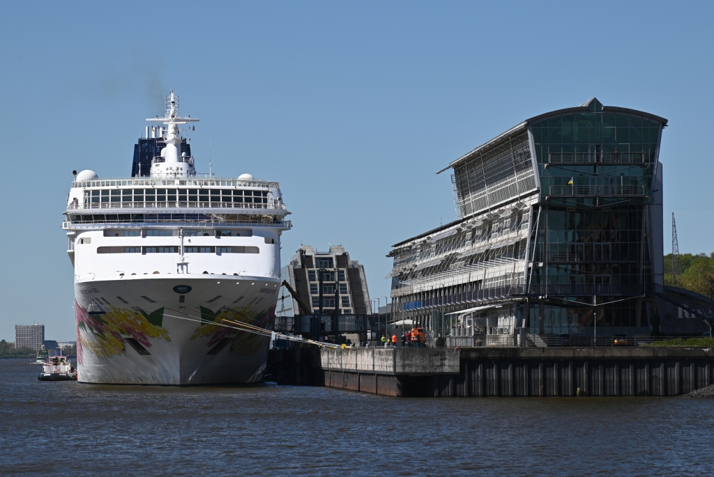 TMS JOHN MASCOW (1980) & M/S NORWEGIAN SKY (1999)