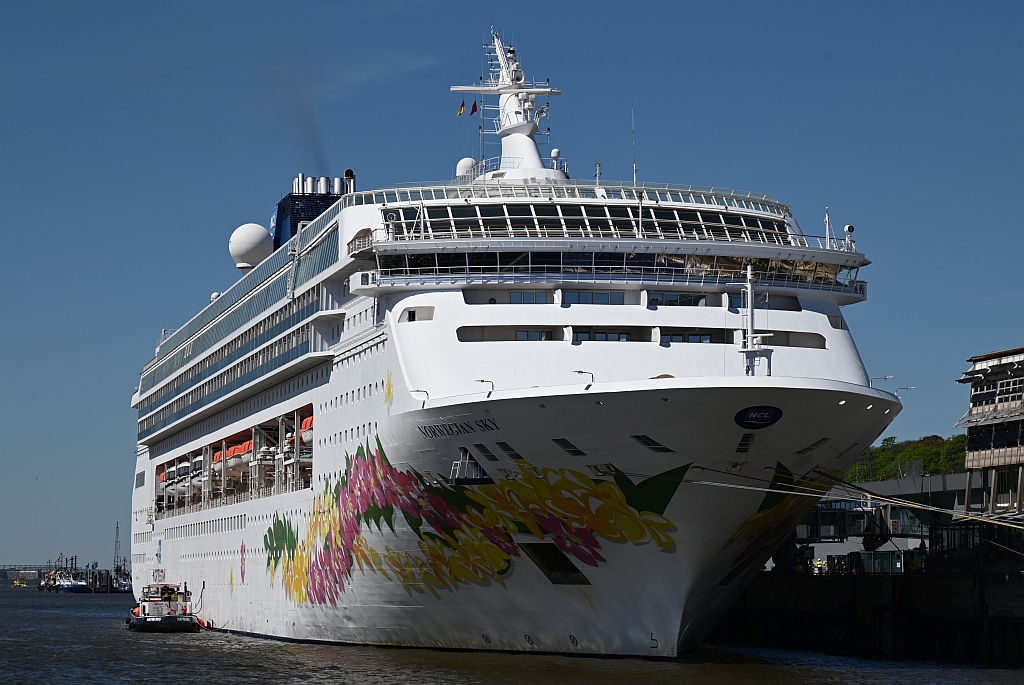 TMS JOHN MASCOW (1980) & M/S NORWEGIAN SKY (1999)