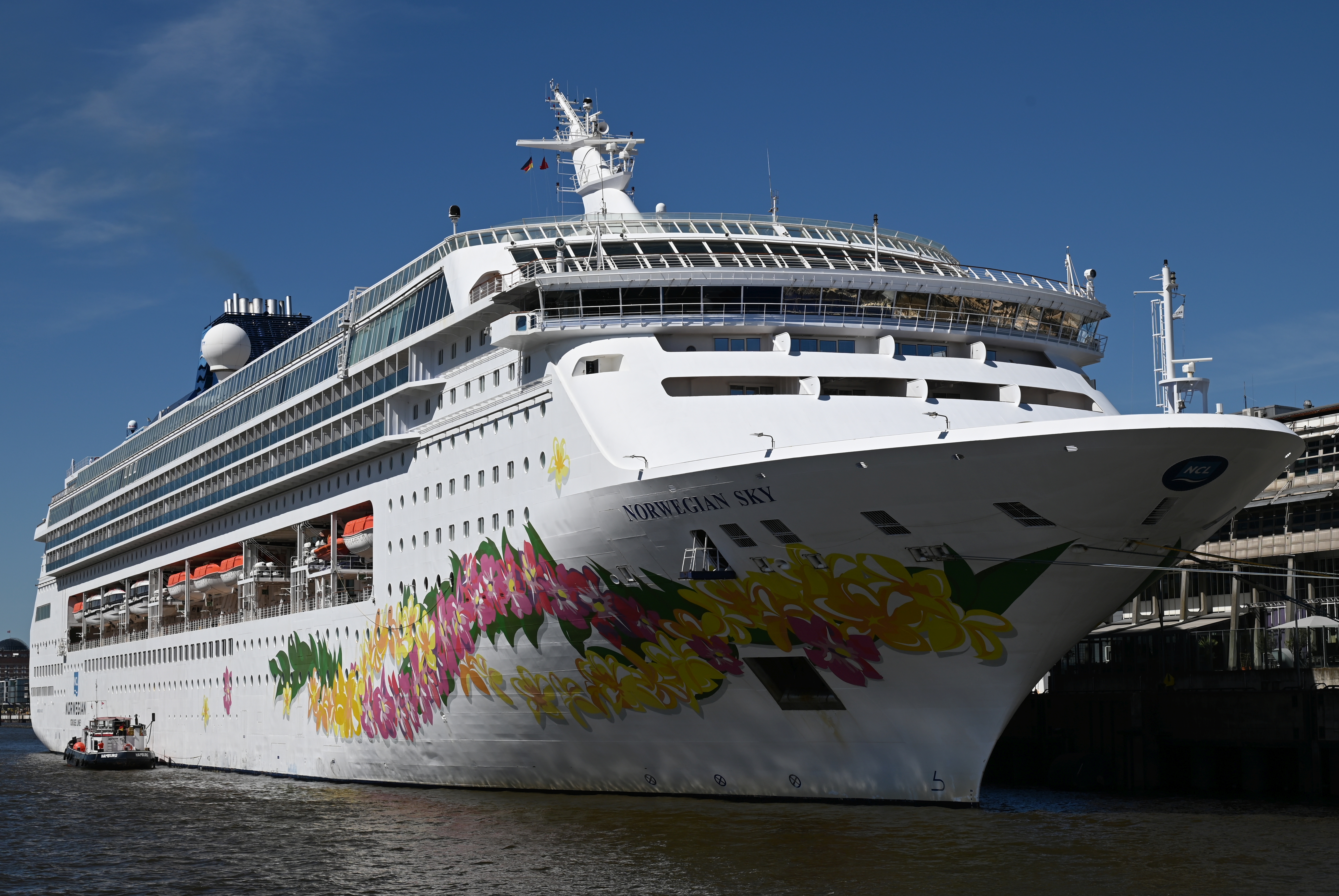 M/S NORWEGIAN SKY (1999) & TMS JOHN MASCOW (1980)