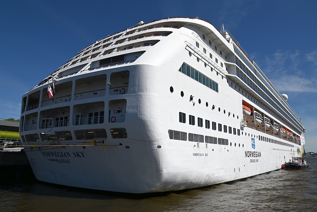M/S NORWEGIAN SKY (1999) & TMS JOHN MASCOW (1980)