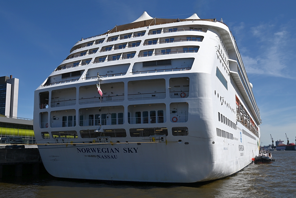 M/S NORWEGIAN SKY (1999) & TMS JOHN MASCOW (1980)