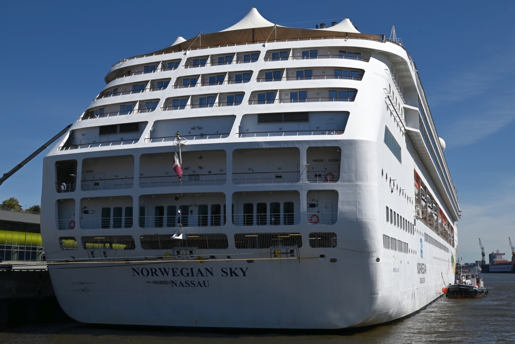 M/S NORWEGIAN SKY (1999) & TMS JOHN MASCOW (1980)