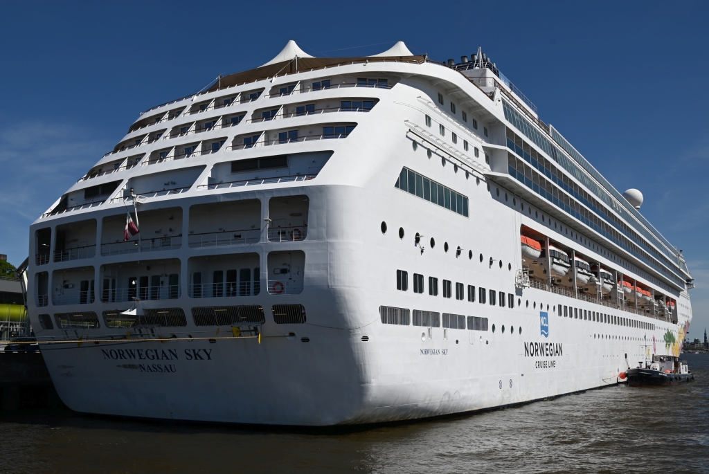 M/S NORWEGIAN SKY (1999) & TMS JOHN MASCOW (1980)