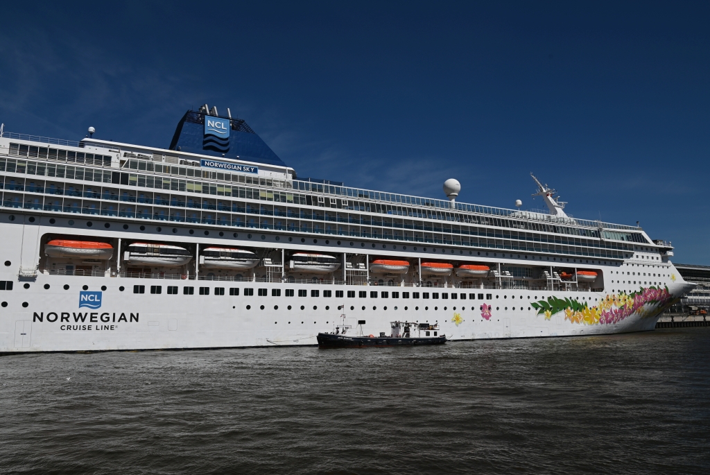 M/S NORWEGIAN SKY (1999) & TMS JOHN MASCOW (1980)