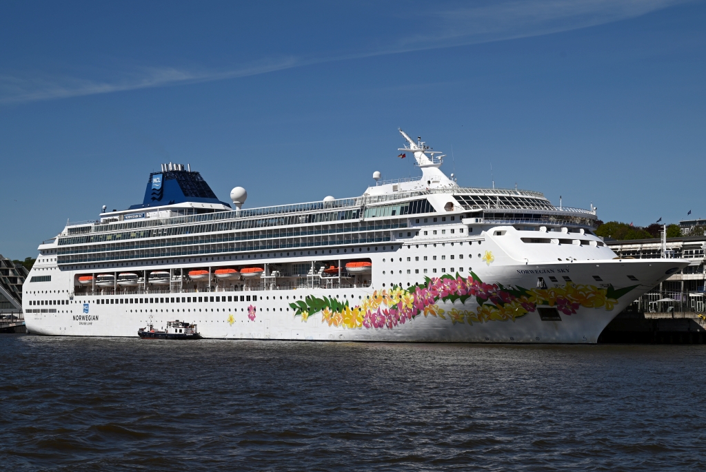 M/S NORWEGIAN SKY (1999) & TMS JOHN MASCOW (1980)