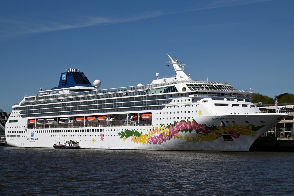 M/S NORWEGIAN SKY (1999) & TMS JOHN MASCOW (1980)