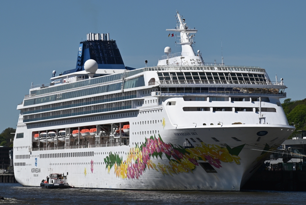 M/S NORWEGIAN SKY (1999) & TMS JOHN MASCOW (1980)