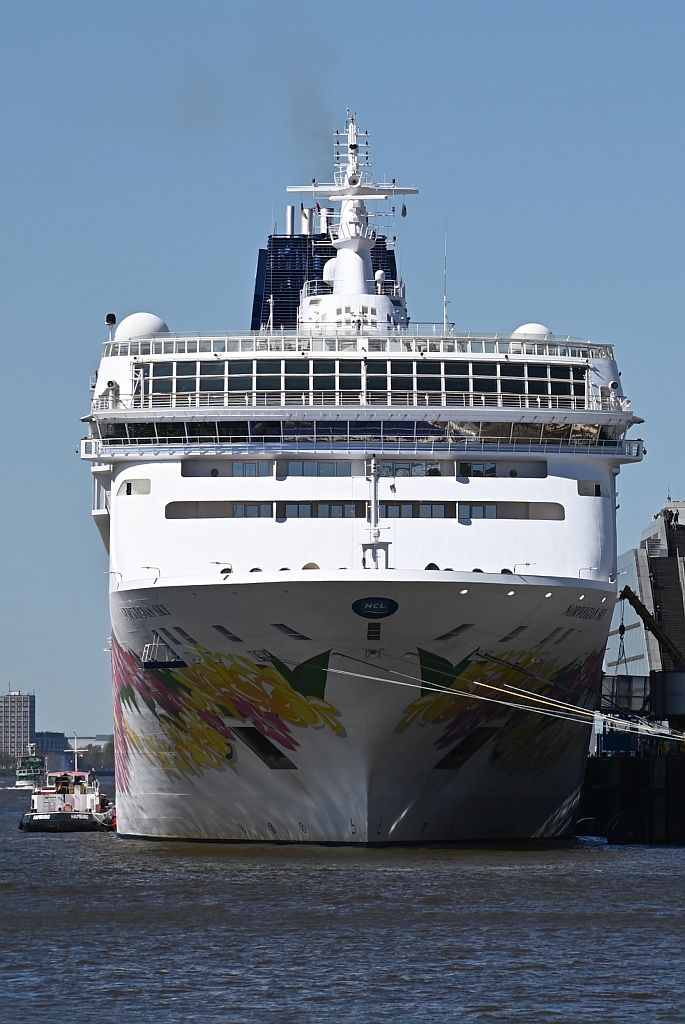 TMS JOHN MASCOW (1980) & M/S NORWEGIAN SKY (1999)